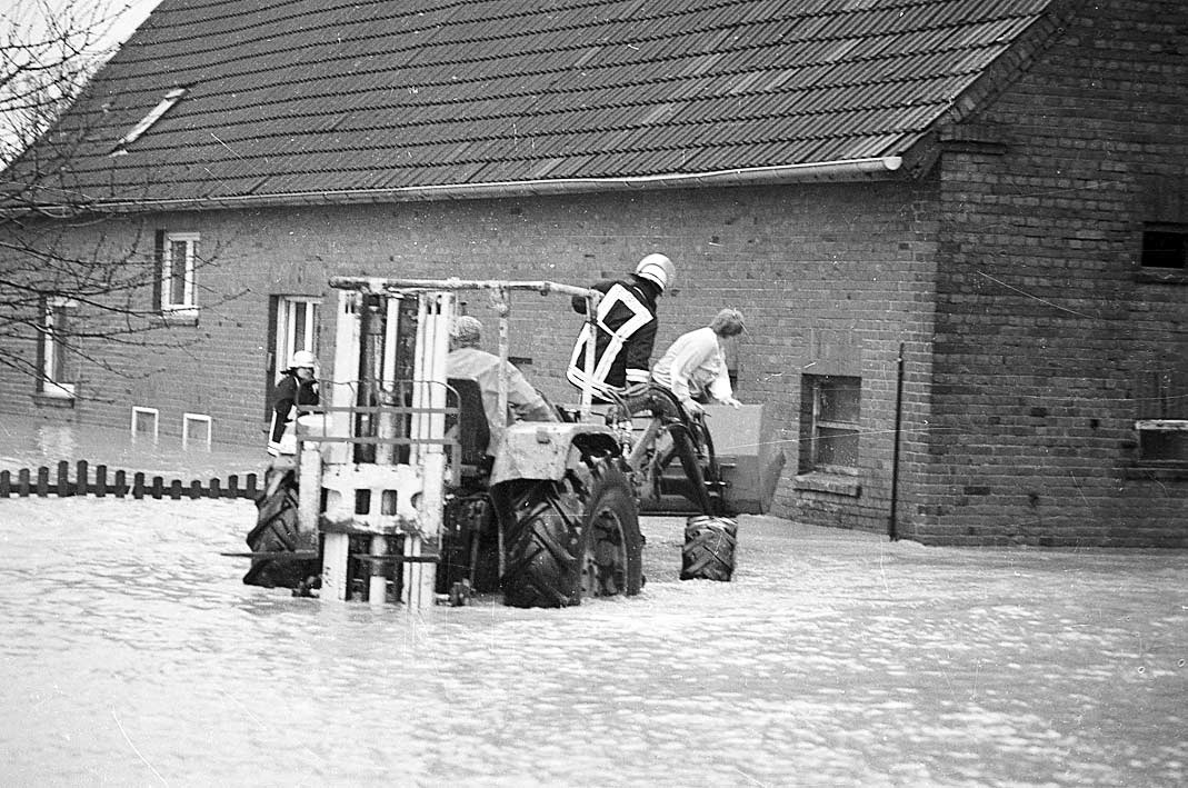 In aller Eile wurden die letzten Habseligkeiten aus den fast meterhoch unter Wasser stehenden Gebäuden geborgen. 