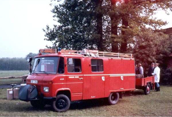 Mercedes 408, LF 8, Scheune an der Arena