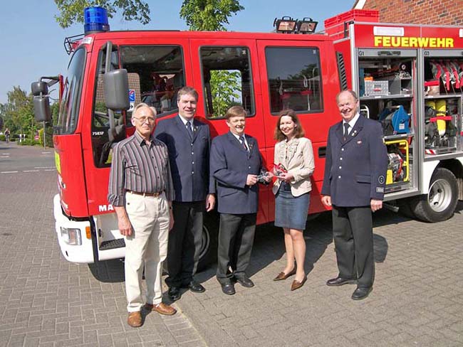 Freuten sich gemeinsam über das neue Löschfahrzeug (v.l.): Ludgerus David (Ortsvorsteher Hausdülmen), Hubert Sommer (stv. Leiterder Feuerwehr Dülmen), Uwe Friesen (Leiter der Feuerwehr Dülmen), Erste Beigeordnete Christa Krollzig und Bernhard Kalwey (Leiter des Löschzuges Hausdülmen). 