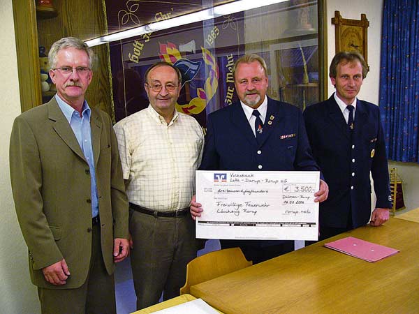 Scheckübergabe: (v.l.) Bernhard Volmer, Vorsitzender des Schützenvereins Rorup, Ortsvorsteher Dieter Klaas, Löschzugführer Reinhold Hörsting und Alfons Jasper, der stellvertretende Löschzugführer. Foto: Björn König
